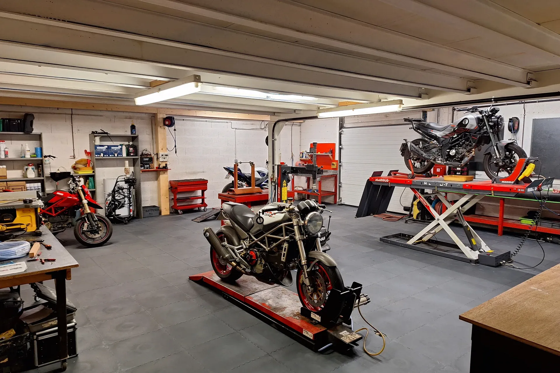 L’atelier Advance 3000 : motos sur les ponts élévateurs