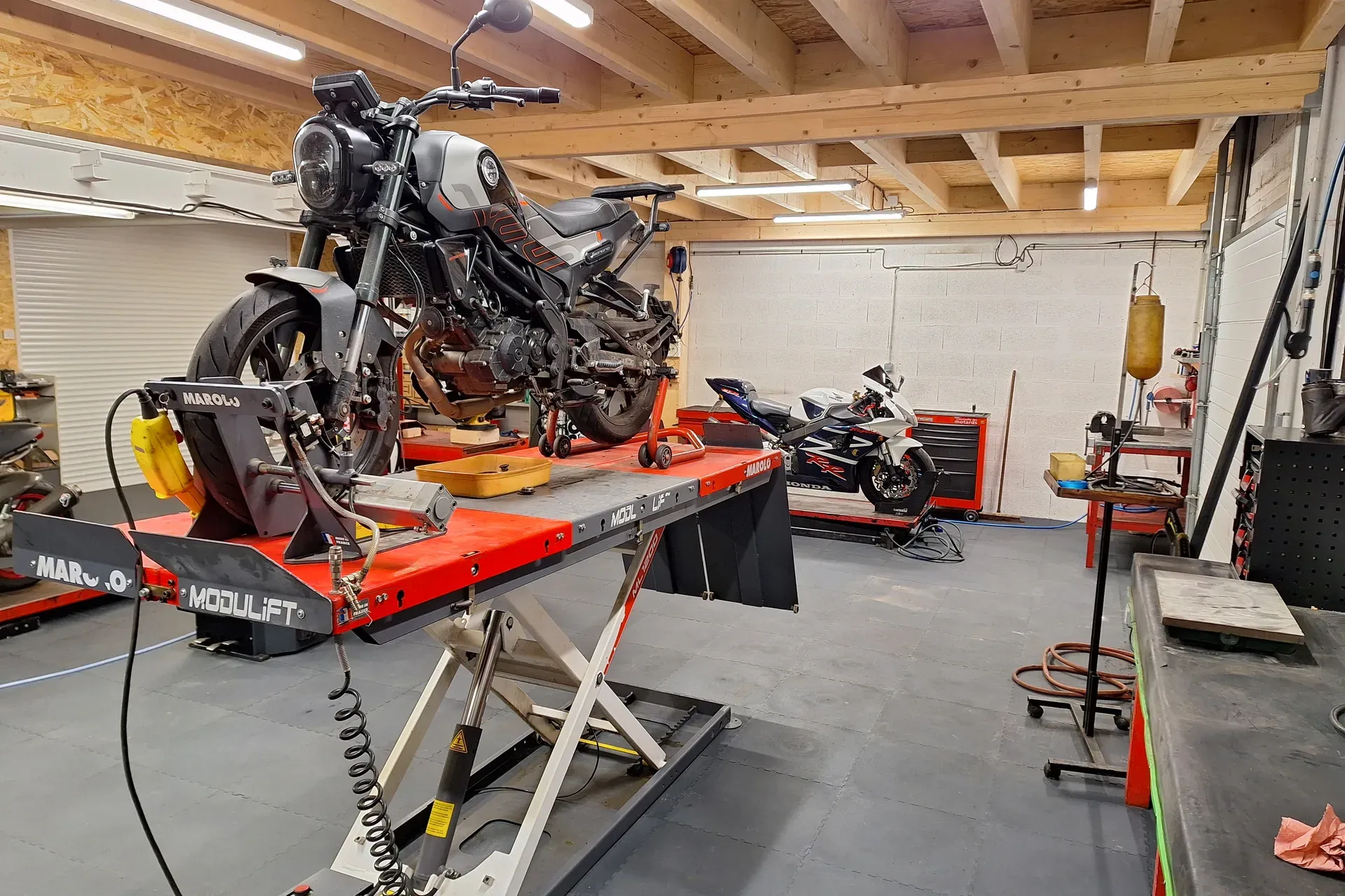 Motos en entretien dans l’atelier