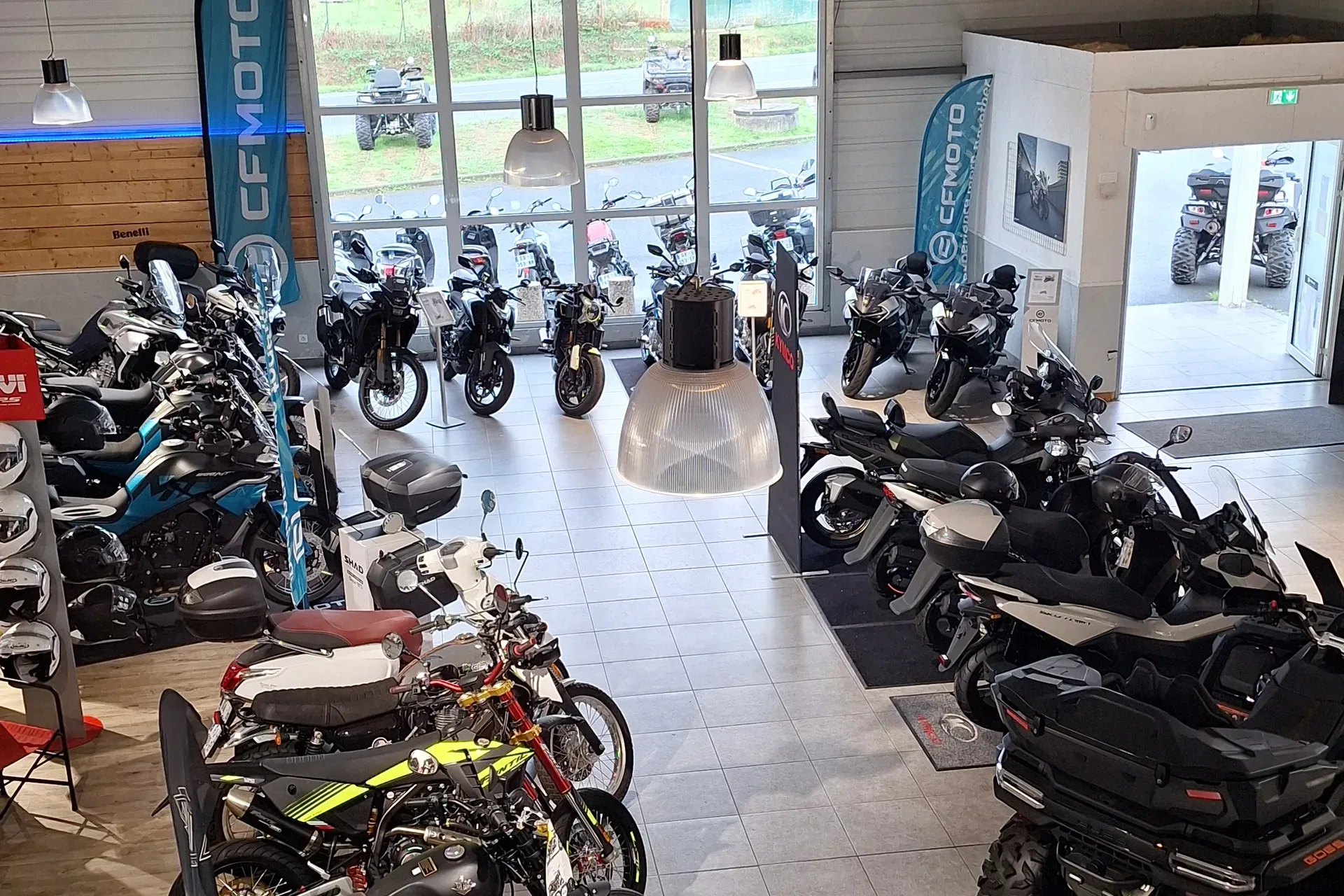 Le magasin Advance 3000 à Cholet : motos, scooters et quads en exposition