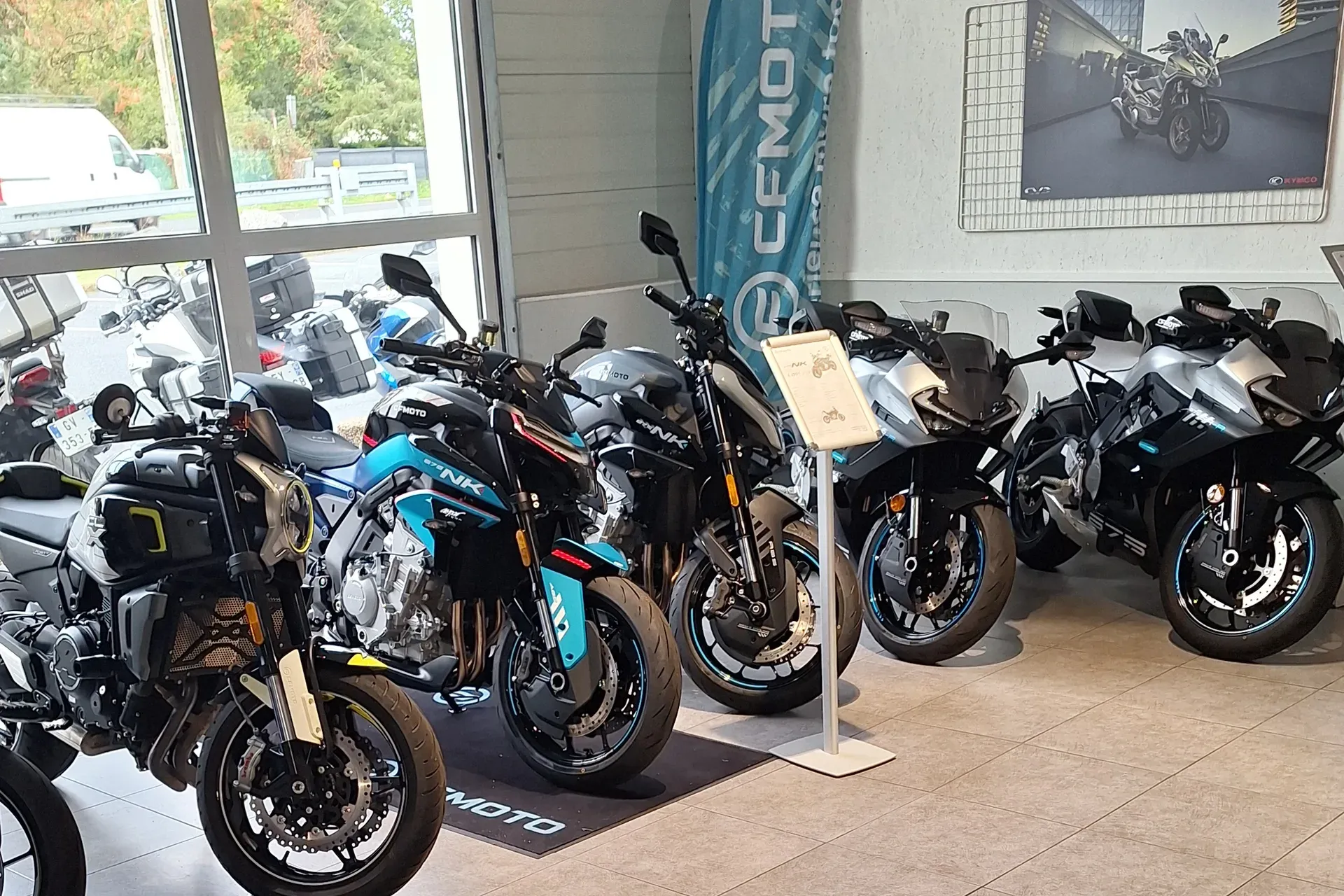 Motos CFMOTO exposées dans le magasin