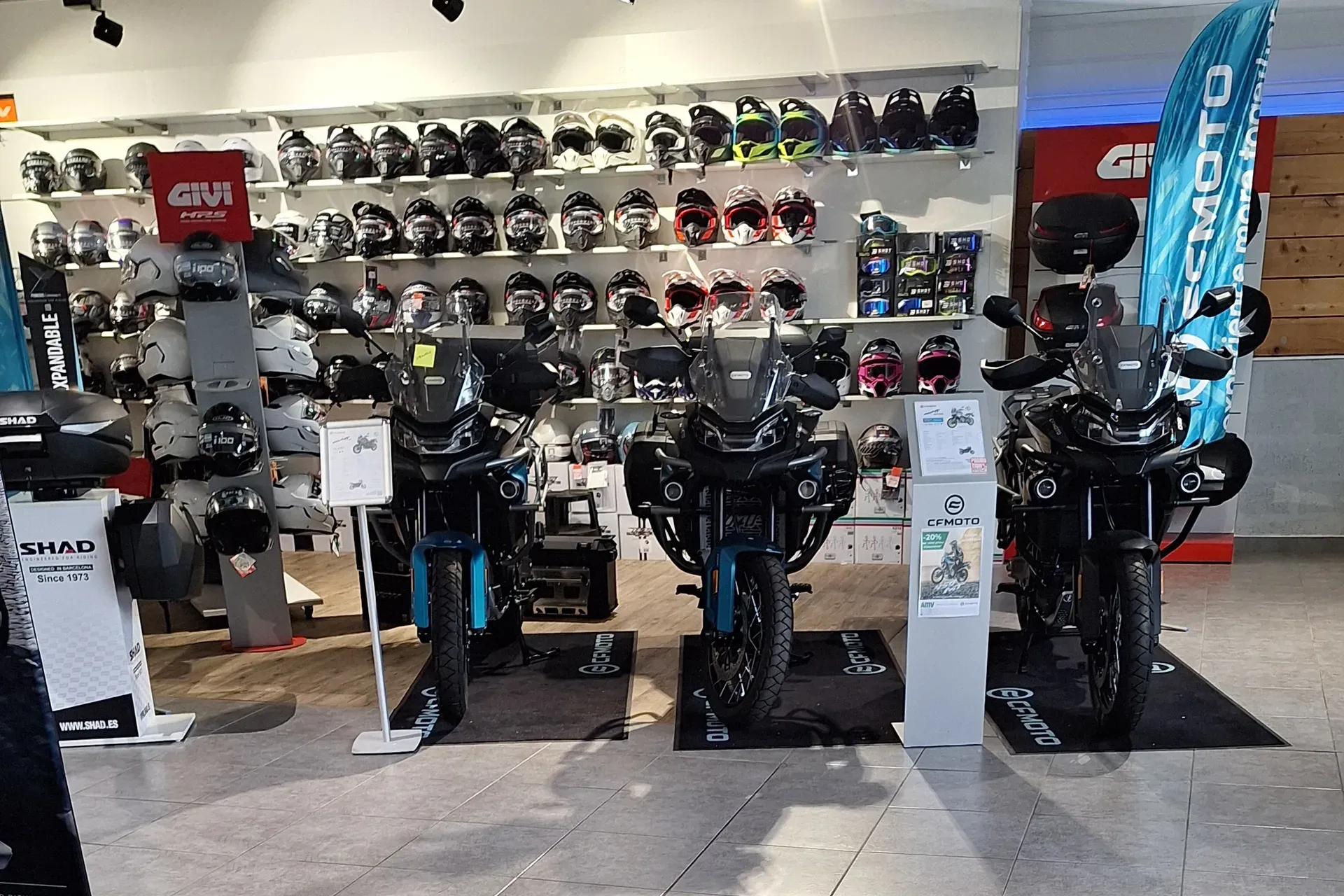 Casques, équipement et motos CFMOTO dans le magasin