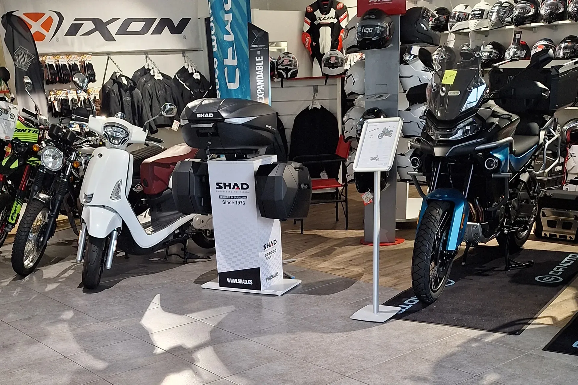 Scooter, moto et rayon équipement du magasin