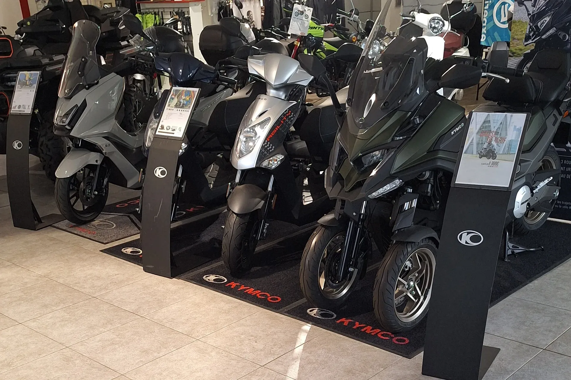 Scooters Kymco en exposition dans le magasin